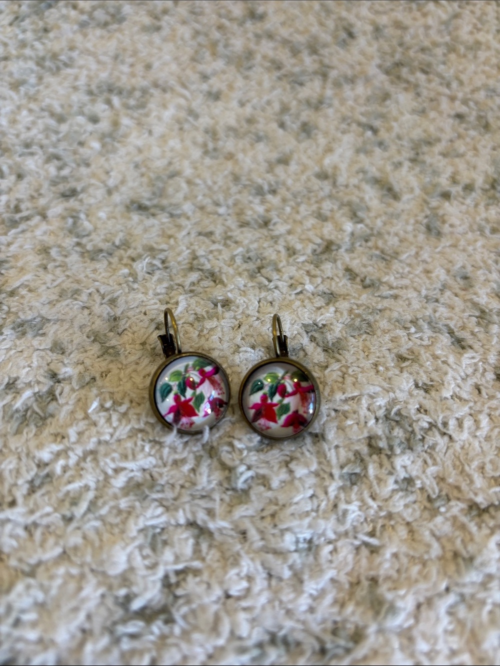 Delicate Pink Fuscia Floral Glass Cabachon Pierced Lever Back Earrings NWT HC